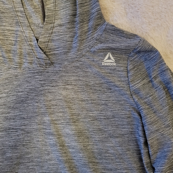 Reebok hooded long sleeve Activewear top size Medium - Picture 2 of 6
